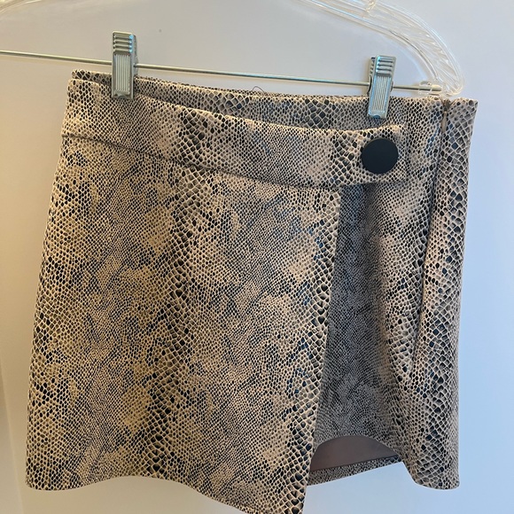 ZARA Snake Skin Print Split Mini Skirt Skort Size XS - Picture 1 of 9